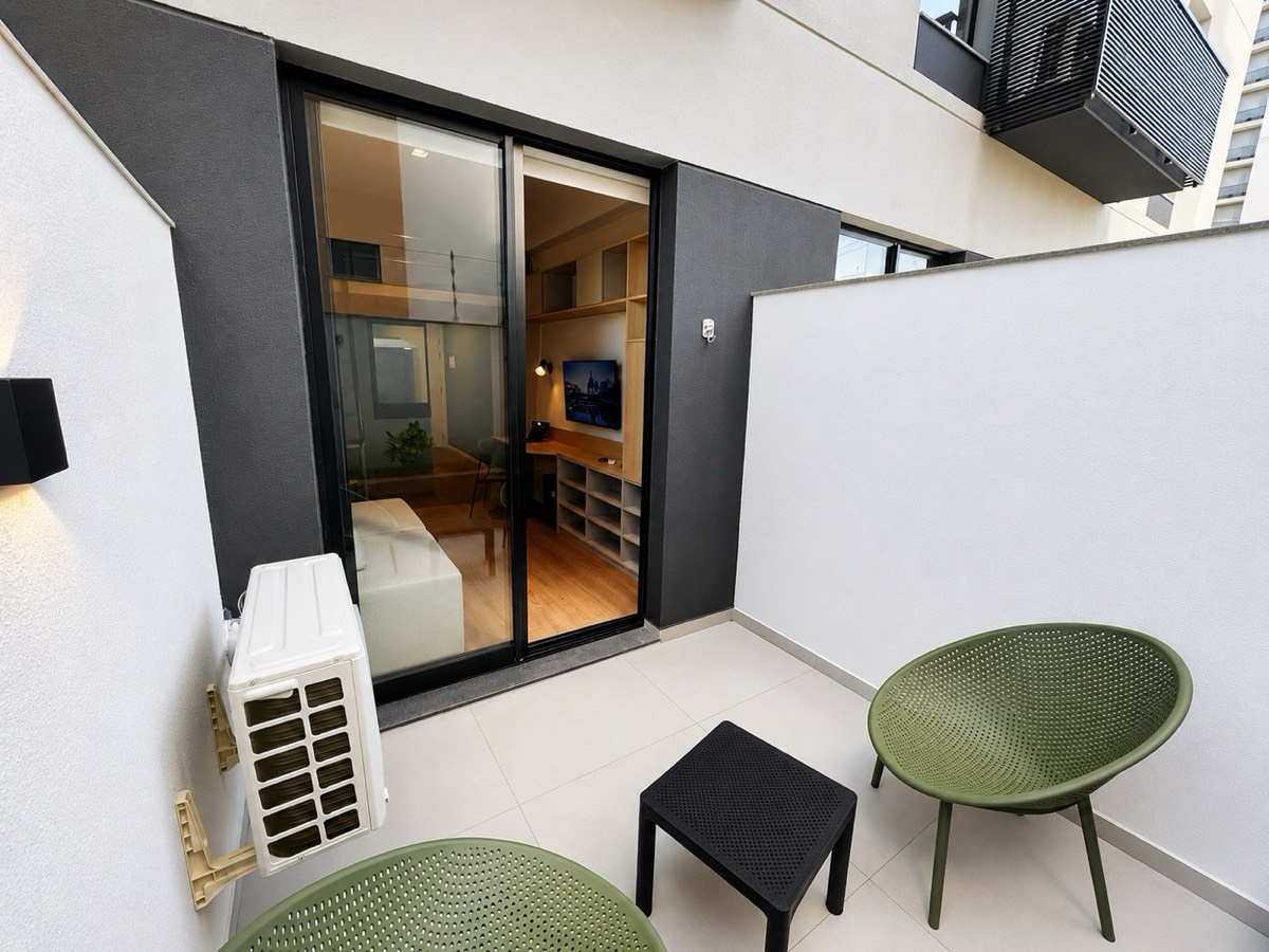 Garden privativo do studio, com céu aberto