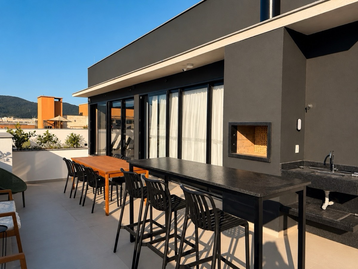 Rooftop com churrasqueira e lounge