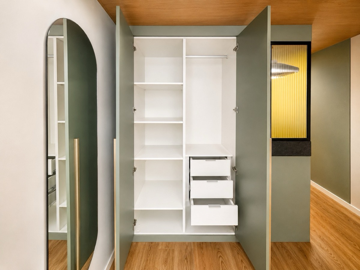 Closet aberto · prateleiras e gavetas