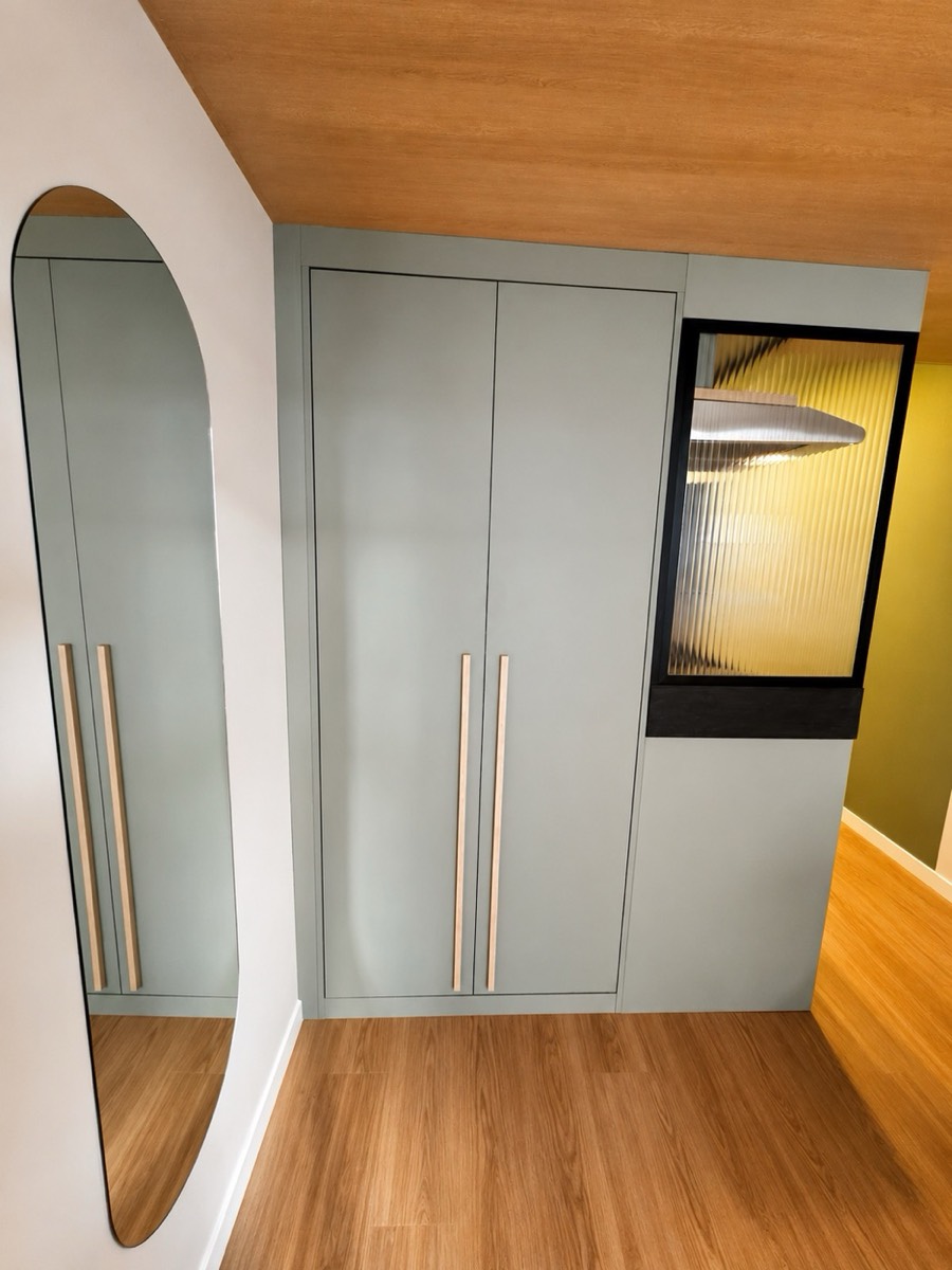 Closet fechado · espelho de corpo inteiro